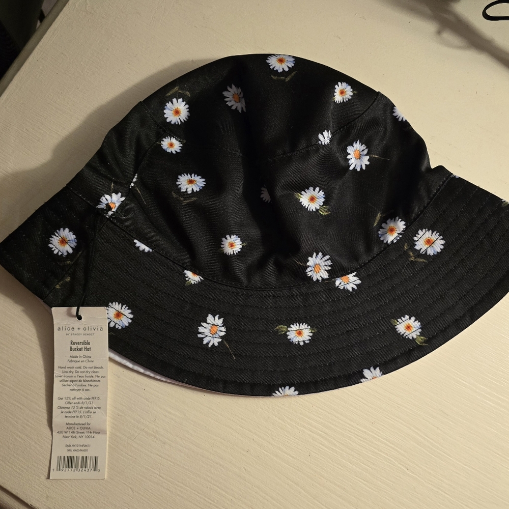 Alice and Olivia reversible bucket hat